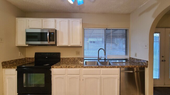 Foto del edificio - 1632 Nueces Dr