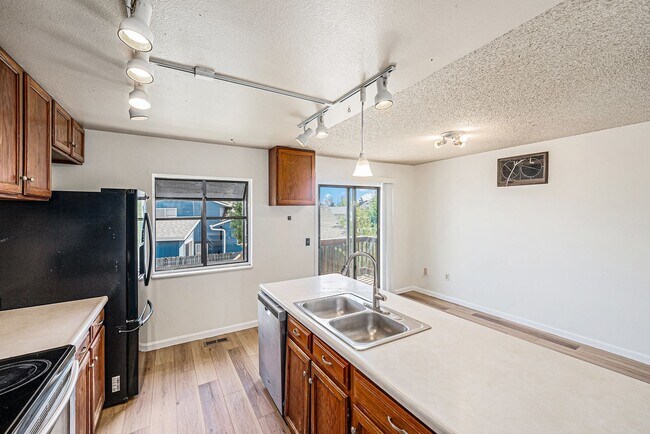 Building Photo - Spacious 3BD 2 Bath Home