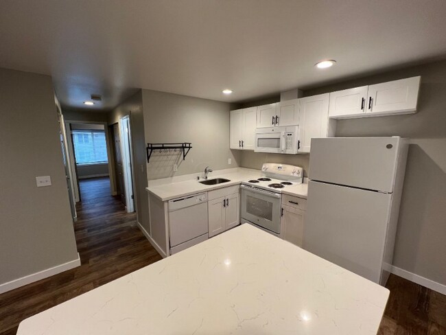 Foto del edificio - 2400 20th Ave NW