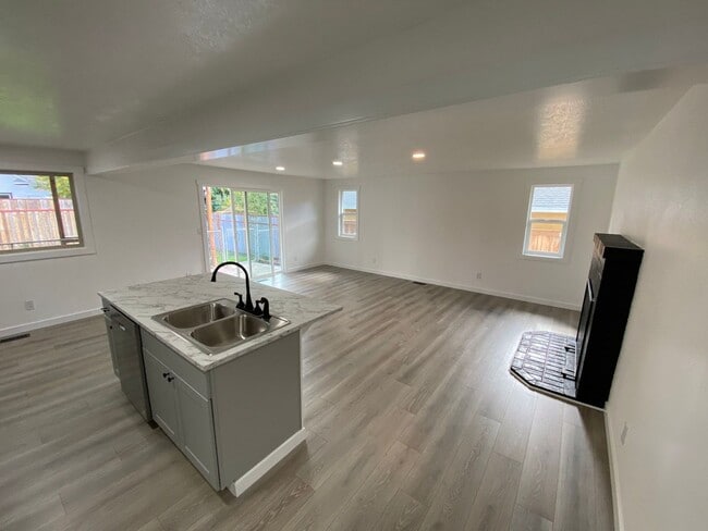 Building Photo - SE SALEM, Spacious 3 Bed 2 Bath, Single Fa...