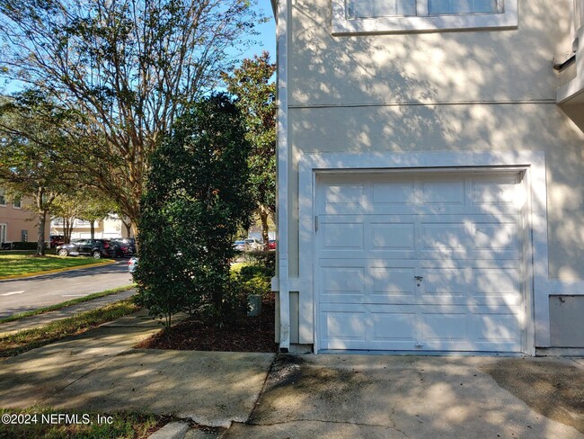 Building Photo - 12423 Forest Lake Cir E