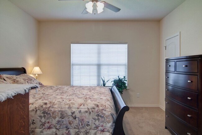 Building Photo - AUGUST 2024 MOVE IN Fantastic 3 Bed, 3 Bat...