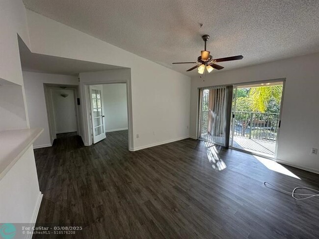 Foto del edificio - 4844 N State Rd 7