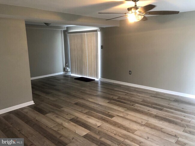 Foto del edificio - 548 West Ct