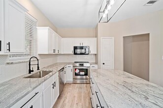 Building Photo - 3957 Parkhaven Dr