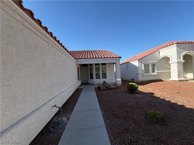 Building Photo - 2139 Meadow Green Ave