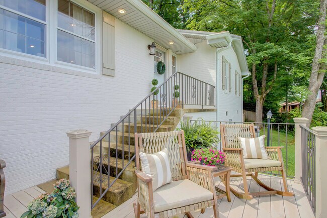 Building Photo - 1422 Meadowbrook Dr