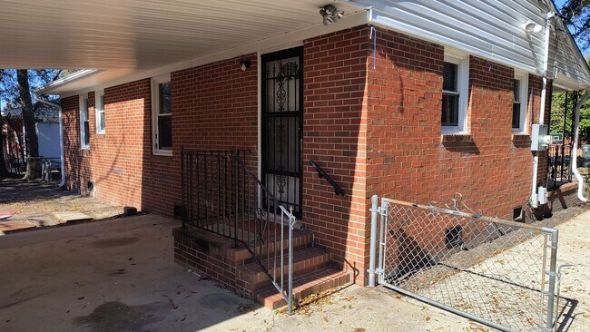 Building Photo - Perfect starter or for downsizing