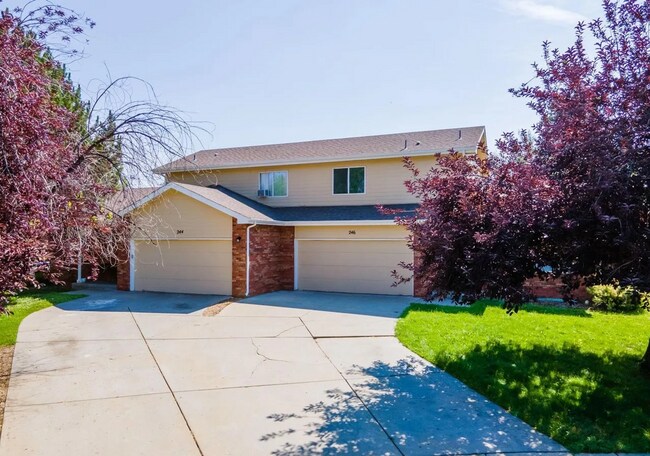 Building Photo - Duplex with 5 Bedroom & 4 Baths