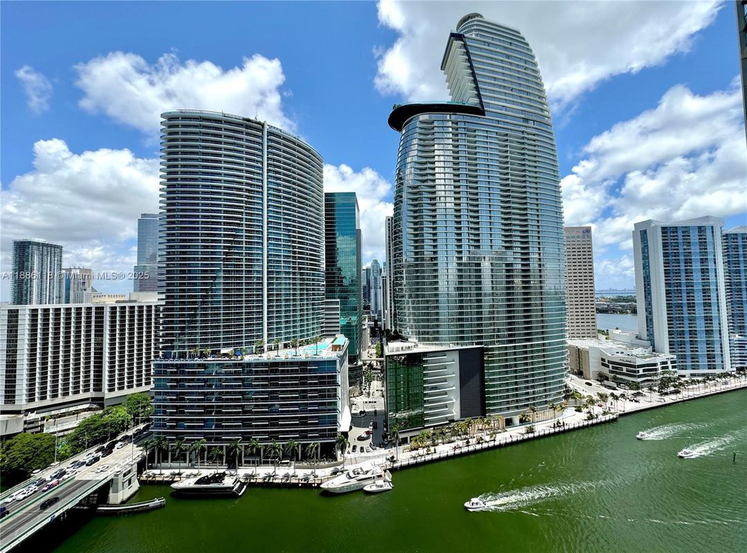 Foto del edificio - 475 Brickell Ave