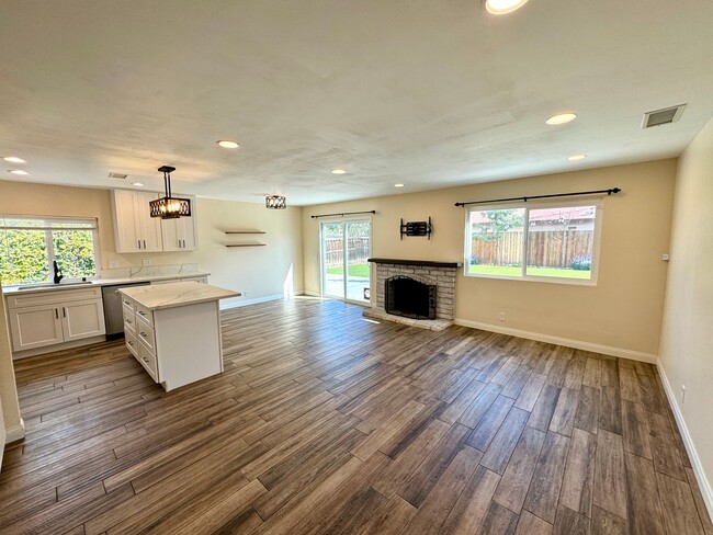 Building Photo - Great 4B/2BA House in Escondido!