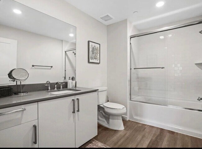 Foto del edificio - 4725 Radford Ave