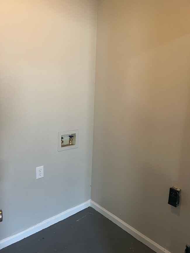 Building Photo - 2BR/2BA Townhouse Available For Rent