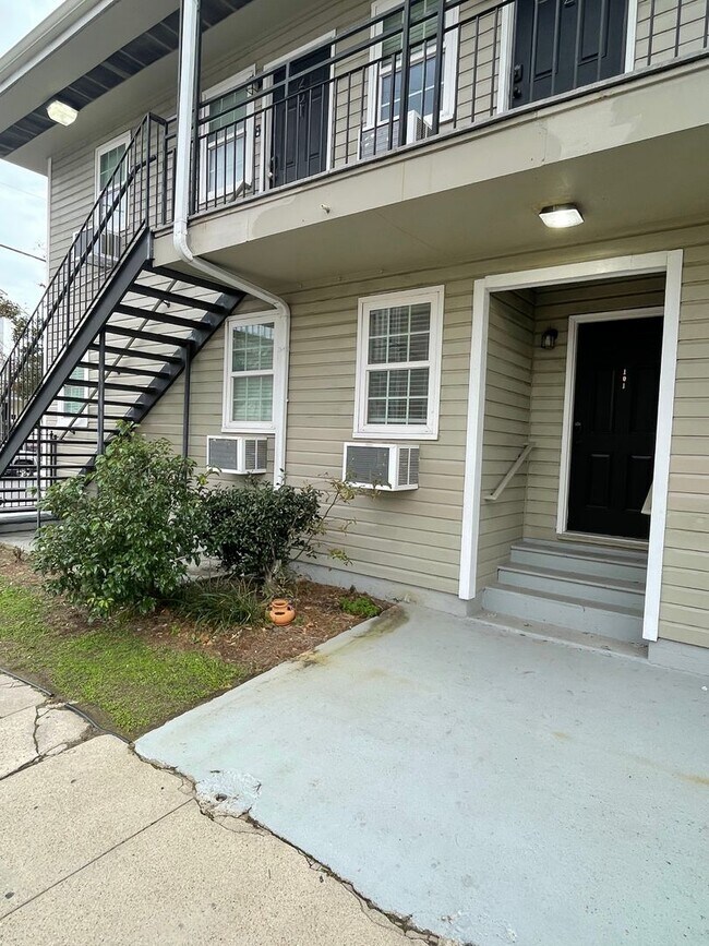 Building Photo - Renovated 1BD in Gated Complex. Washer and Dryer in Unit. Shared Outdoor Space.