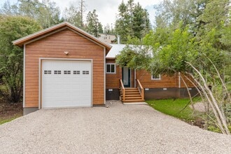 Building Photo - 1084 Woodlands Way