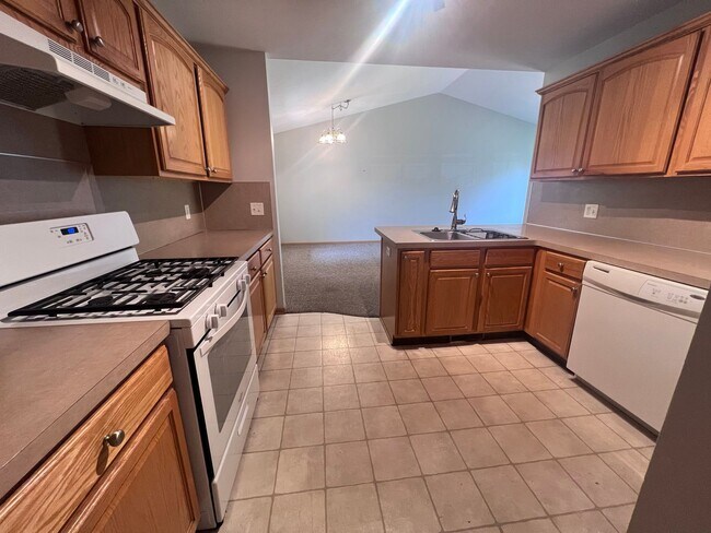 Foto del edificio - Spacious Duplex in Walker! Two Stall Garage!