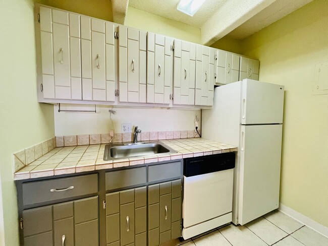 Building Photo - CHARMING 2 BED APT IN THE HEART OF CONGRES...