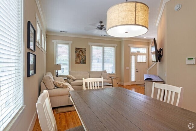 Foto del edificio - 3 bed/3 bath luxury townhouse walking dist...