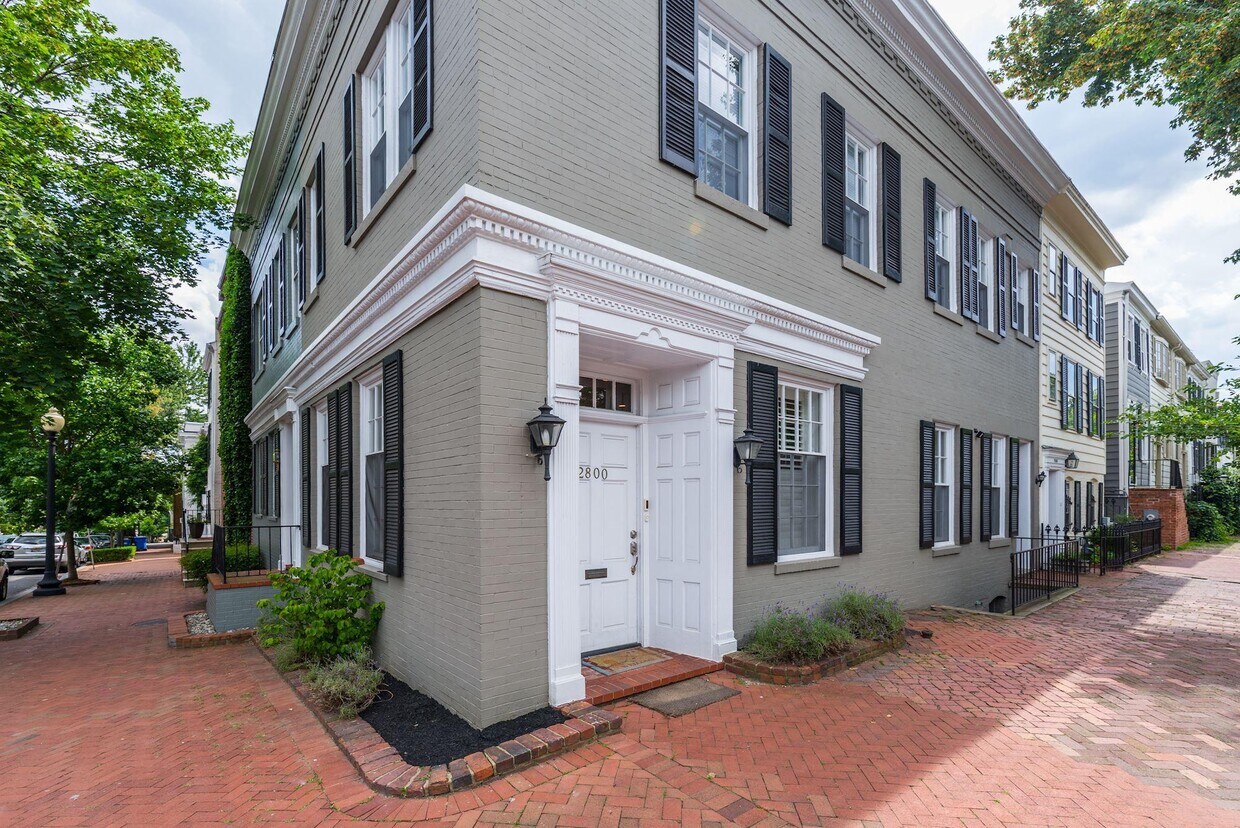 Foto principal - 2800 Dumbarton St NW