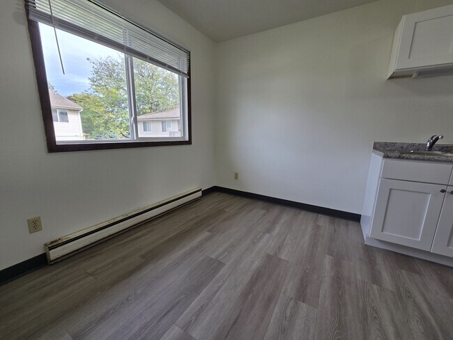 Foto del edificio - 1057 W Cecil St