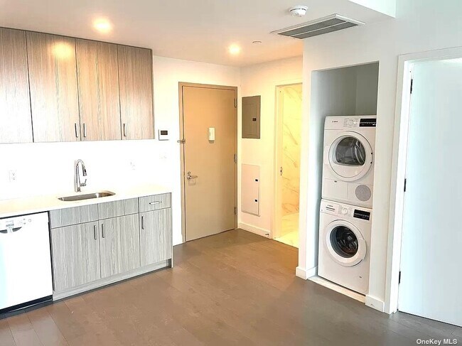 Foto del edificio - 8808 Justice Ave