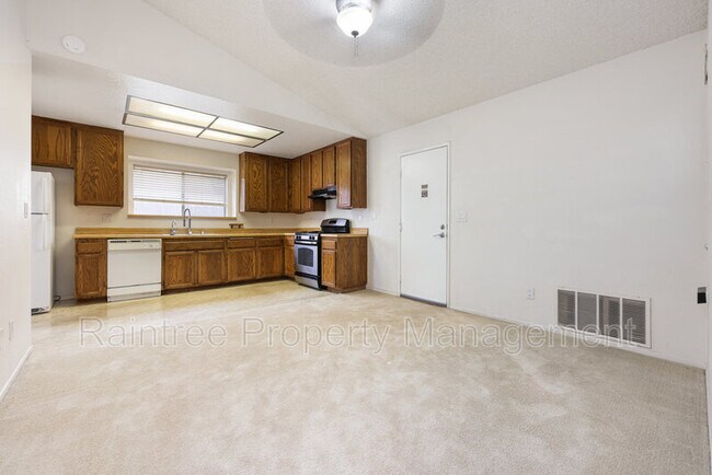 Foto del edificio - 732 Butterfield Rd