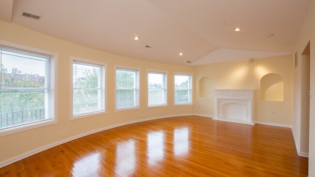 Building Photo - 7554 N Claremont Ave