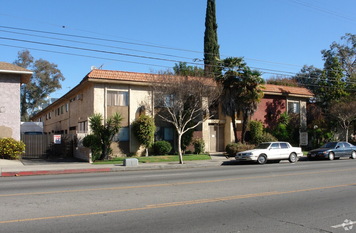 Primary Photo - 15011 Vanowen St