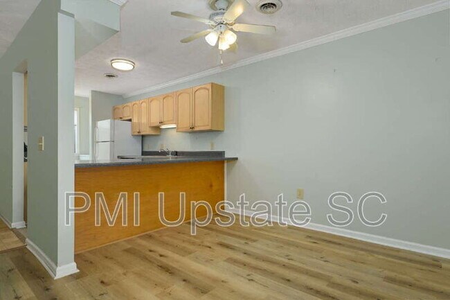 Foto del edificio - 100 Buttercup Way