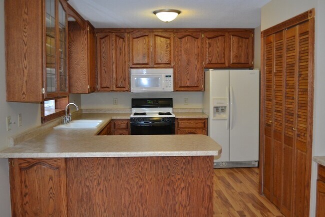 Foto del edificio - Fenced backyard! 3 Bed/1.5 Bath- Over 2000...