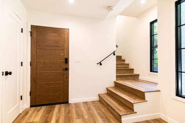Foto del edificio - 866 N Beverly Glen Blvd