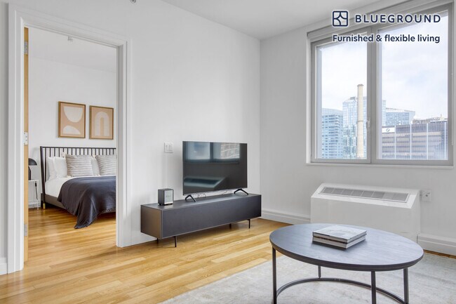 Building Photo - 550 W 54th St