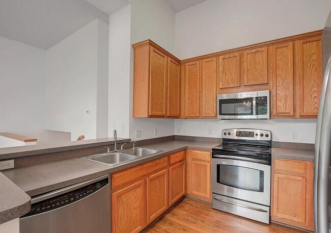 open kitchen - 5160 Farnham Dr N