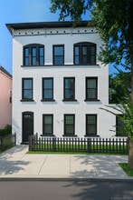 Building Photo - 522 Elm St