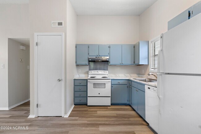 Building Photo - 140 Village Ct