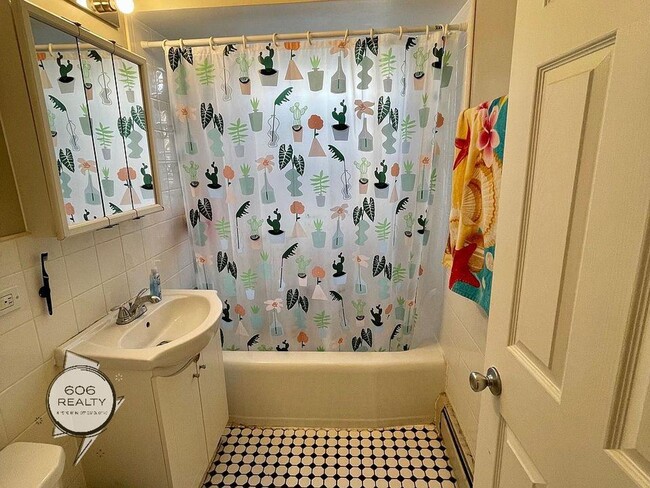 Building Photo - Fully Remodeled Apt on Harlem!