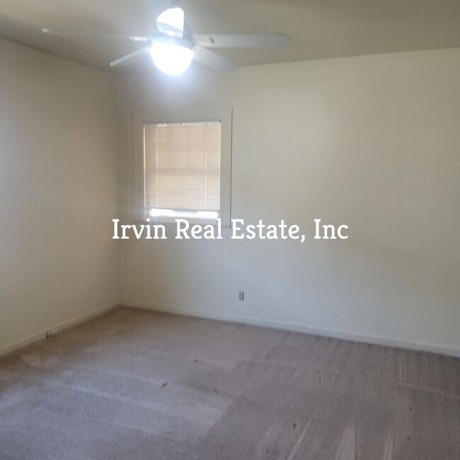Building Photo - 3 bedroom,1 Bath