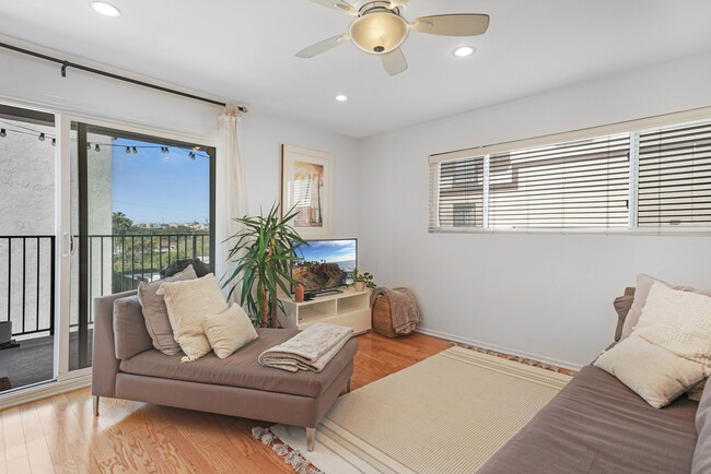 Living Room - 1720 Ardmore Ave