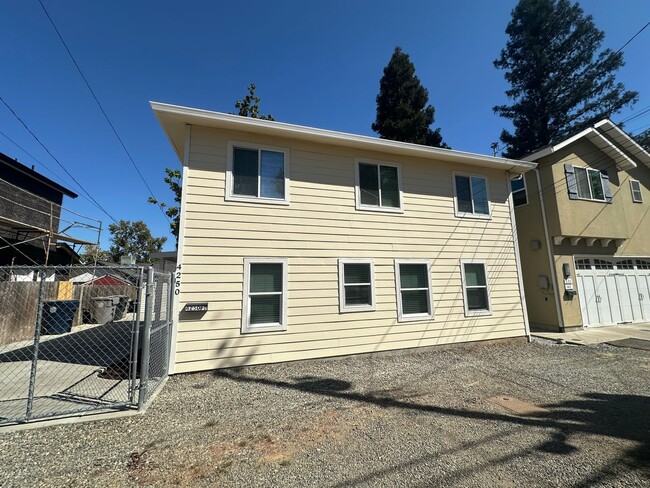 Building Photo - 3 Bedroom 2 Bathroom Home with Yard