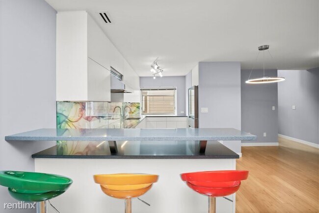 Building Photo - 2 br, 1.5 bath Condo - 291 Hope St