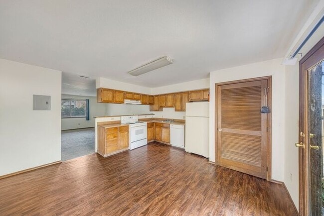 Building Photo - Corner Unit 2 Bedroom with Private Backyard & Master Bedroom Deck!