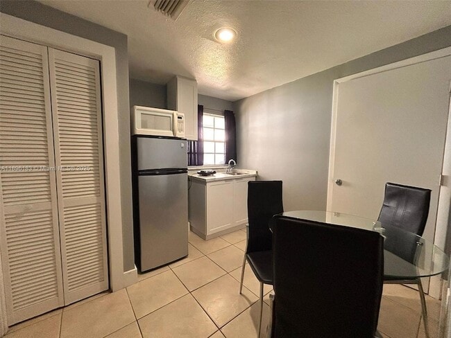 Foto del edificio - 1328 W 82nd St