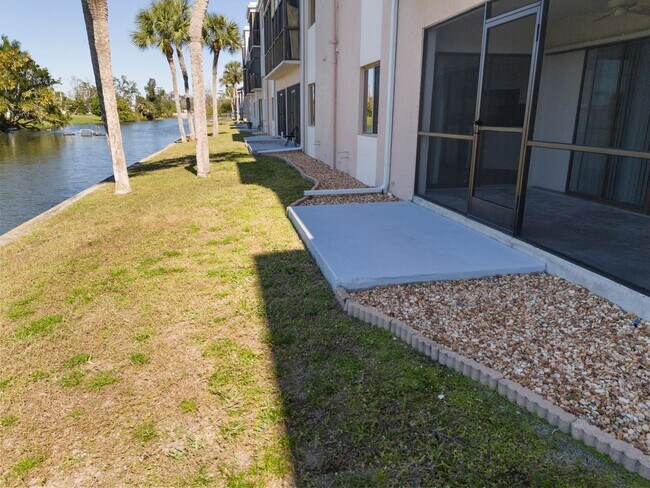 Building Photo - Beautiful 2Bed 2.5 Bath Annual Rental