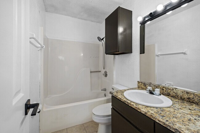 Foto del edificio - 2101 Blueberry Ln
