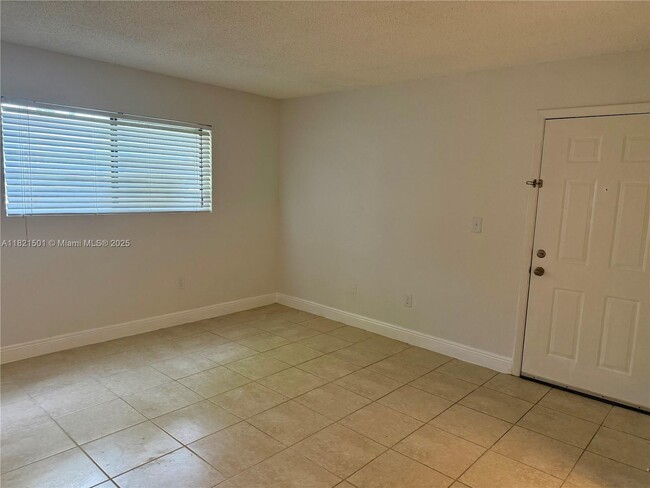 Foto del edificio - 350 Palm Cir W