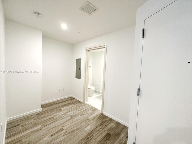 Building Photo - 801 S Miami Ave
