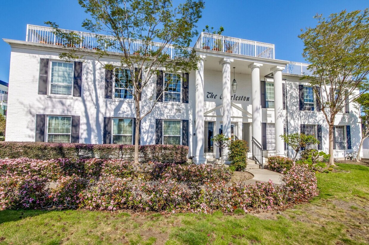 Foto principal - Introducing a 2 Bed 2 Bath penthouse condo...