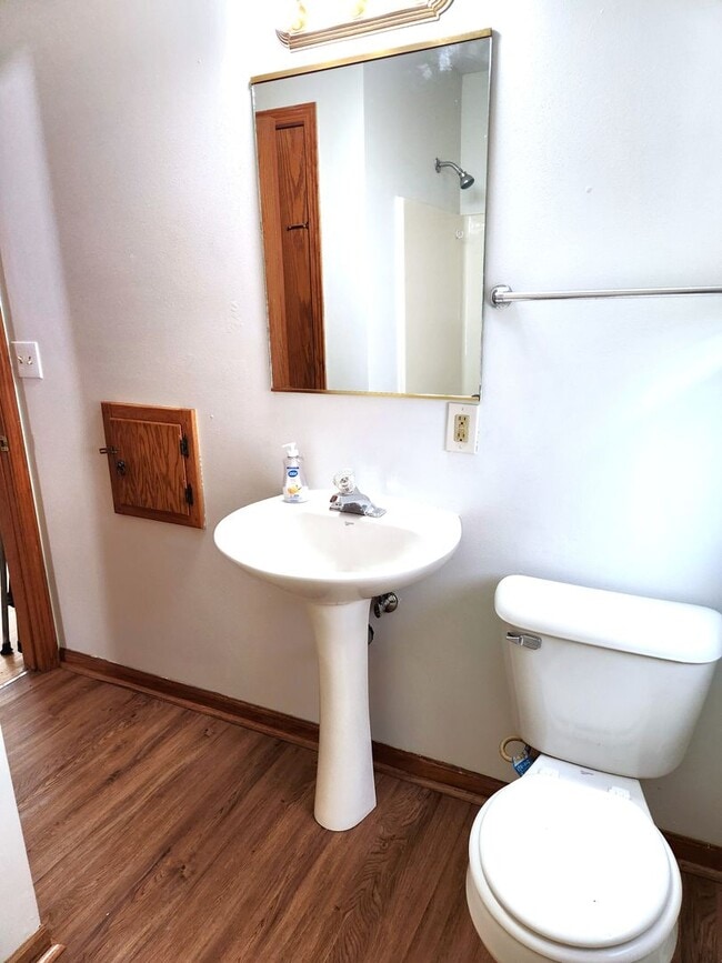 Building Photo - Spacious 3-bedroom single family home w/ f...