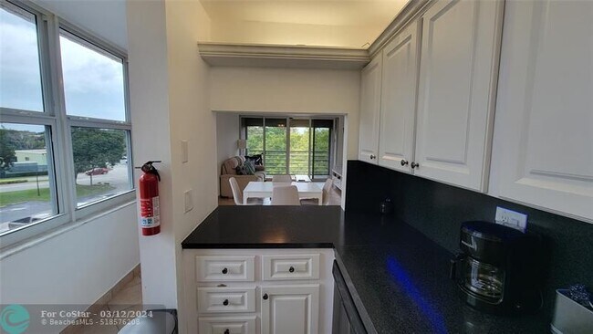Building Photo - 9410 Tangerine Pl