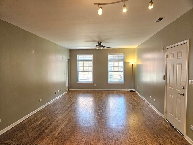Building Photo - 807 W University Ln